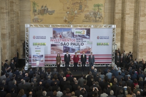  Marcelo Camargo/ABr São Paulo - A presidenta Dilma Rousseff e o prefeito de São Paulo, Fernando Haddad, anunciam na capital paulista a destinação de R$ 8 bilhões de recursos para mobilidade urbana